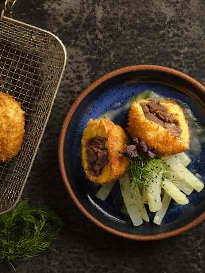 Gebackene Polentaknödel mit Rindsragout und Dillkohlrabi