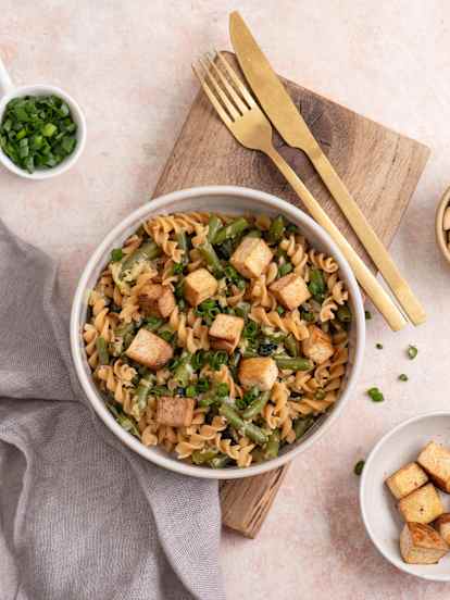 Makaron z fasolką szparagową, tofu i cukinią