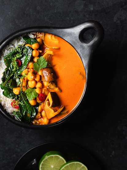 Curry de champiñones y garbanzos con espinacas