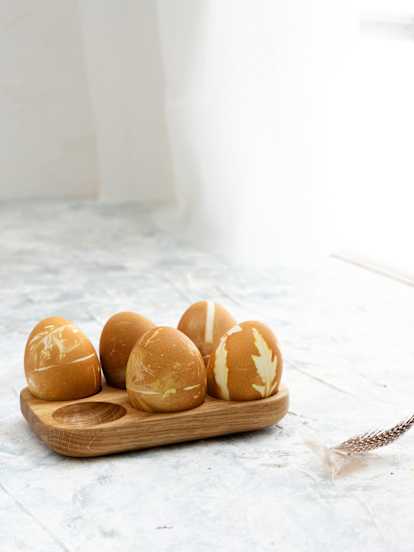 Œufs colorés en rouge brun