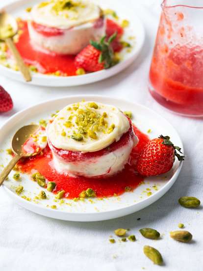 Ατομικά παρφέ με λευκή σοκολάτα, φράουλα και φιστίκι