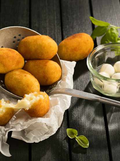 Italienische Reiskroketten mit Mozzarellakern (Arancini)