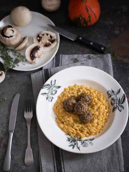Orzo de abóbora e almôndegas de cogumelos e tomilho