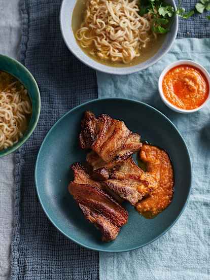 Noodles y panceta de cerdo con salsa de chile y sésamo (Cocción lenta)