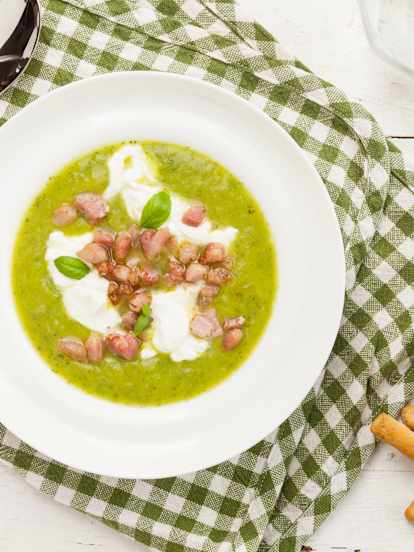 Gazpacho di zucchine con stracciatella e guanciale