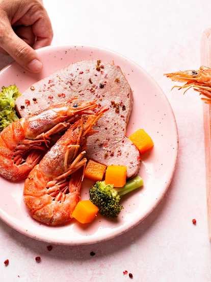 Atún en pimienta rosa y gambones con salsa de frutos rojos