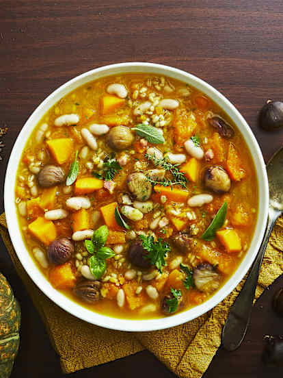 Minestra di zucca, castagne e fagioli