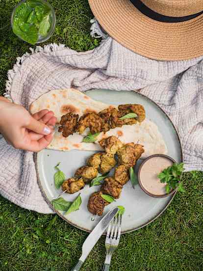 Brochettes de kebab de poulet avec sauce tahini et pains plats