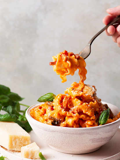 Risottata mafaldine met romige champignon- en tomatensaus