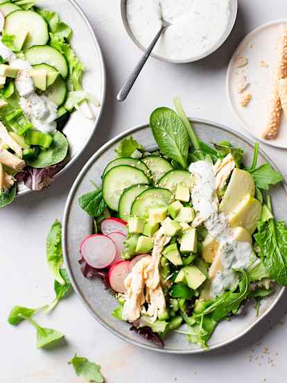 Merveilleuse salade verte de concombre et avocat