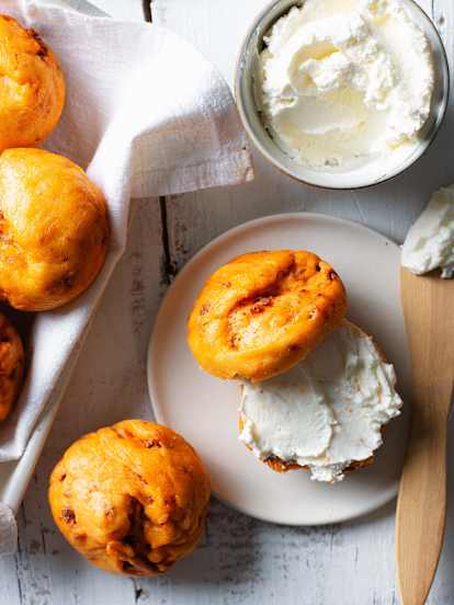 Ψωμάκια στον ατμό με αλλαντικό chorizo