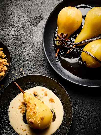 Peras em vinho branco com baunilha e crumble de amêndoas