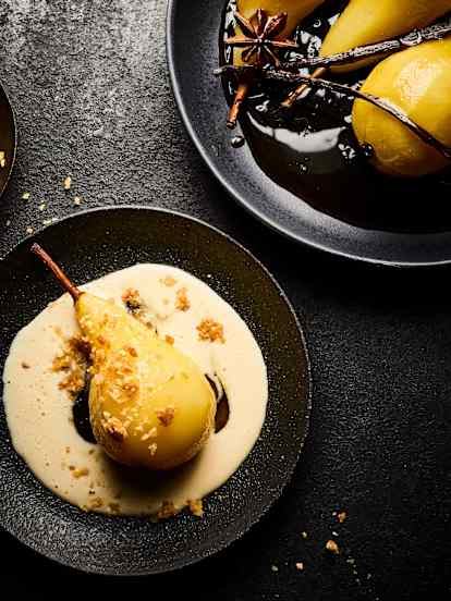 香草白酒燉洋梨和杏仁脆穀