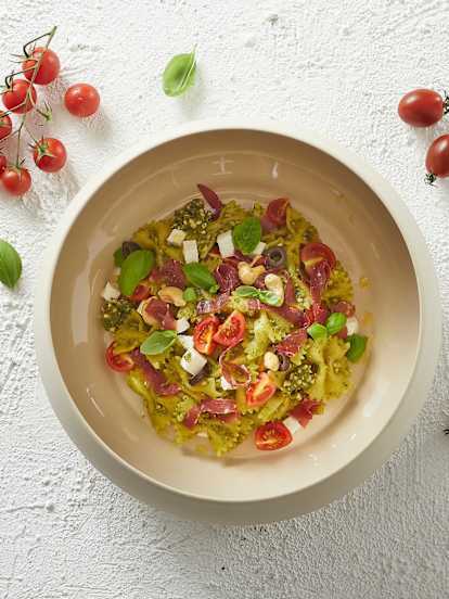 Farfalle con pesto di anacardi, olive e bresaola