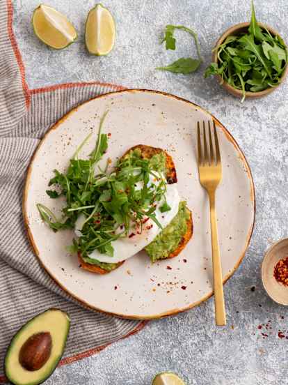 Pieczone bataty z jajkiem sadzonym na parze