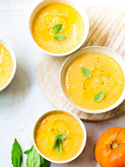 Gaspacho de tomates jaunes au basilic
