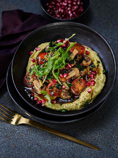 Champignon-Hummus-Salat mit Karamell-Dressing und Granatapfelkernen