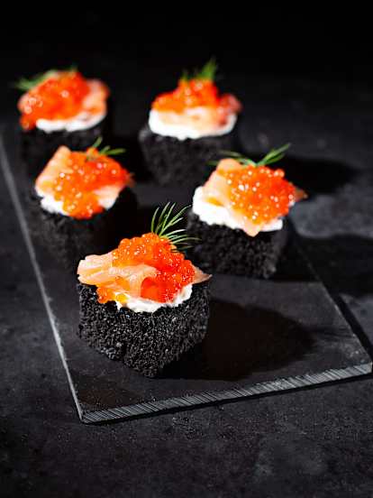 Canapés de pan negro y salmón