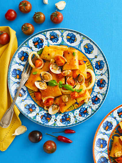 Paccheri con pomodorini, vongole e calamari