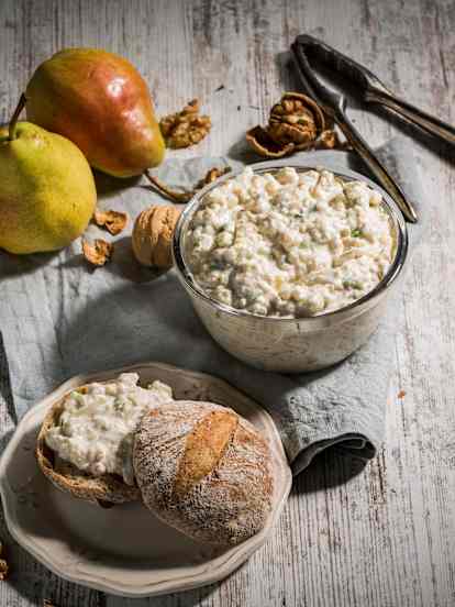 Birnen-Walnuss-Obazter mit Ziegenkäse