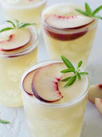 Té verde frío con cedrón y durazno