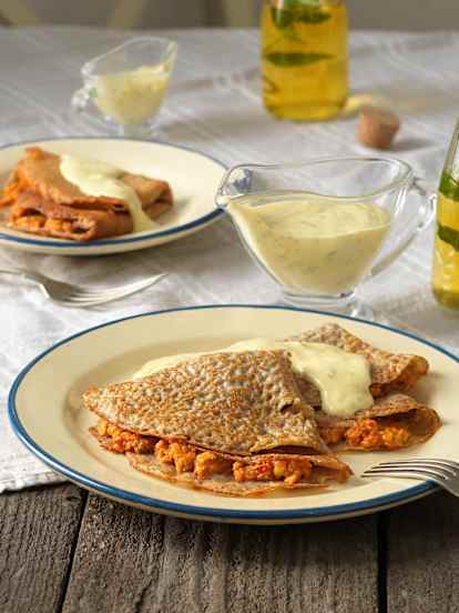 Dinkel-Palatschinken mit Linsenfülle und Hollandaise