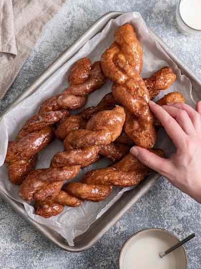 Brytyjskie zakręcone pączki (Yum Yums)