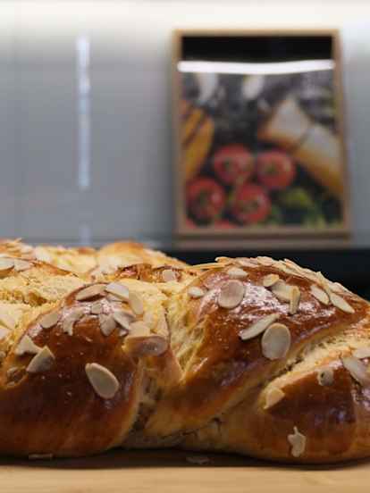 Μαστιχωτό τσουρέκι