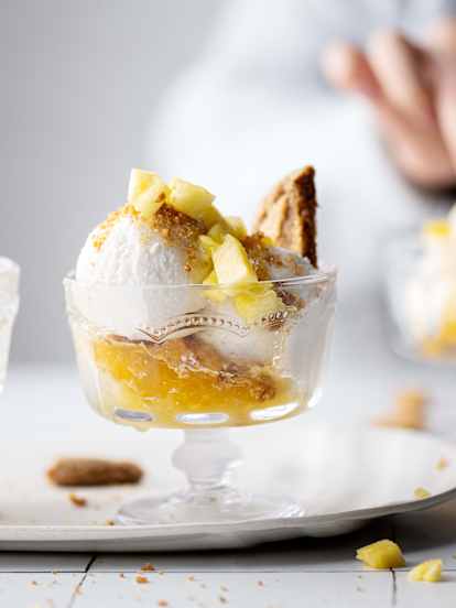Coupe glacée à la coco, coulis à l'ananas