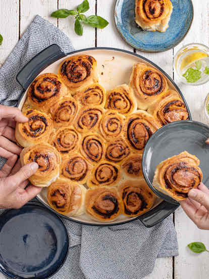 Wytrawne ślimaczki drożdżowe z czerwonym pesto