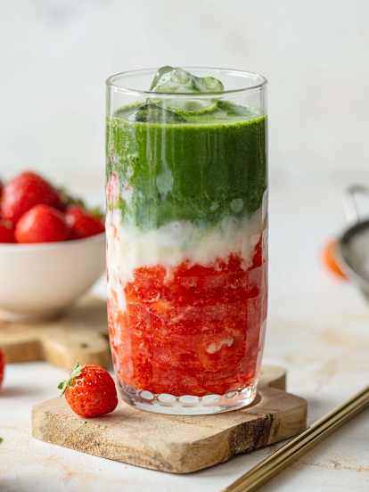 Truskawkowa iced matcha