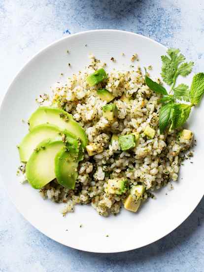 Ensalada de arroz con hierbas aromáticas, frutos secos y aguacate