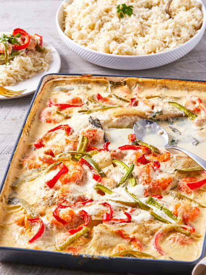 Peixe no forno com camarão, legumes e arroz basmati