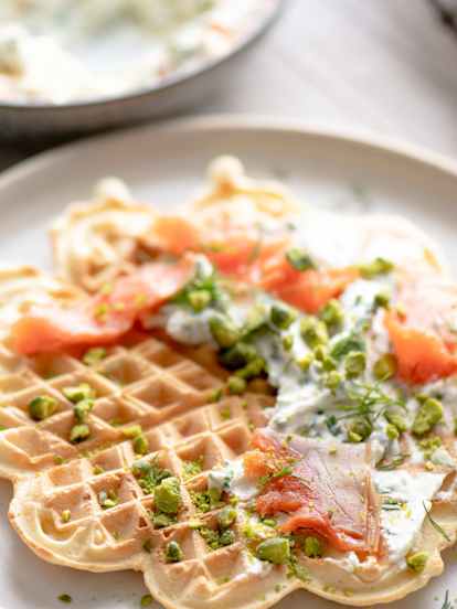 Waffles belgas com salmão fumado e espuma de feta