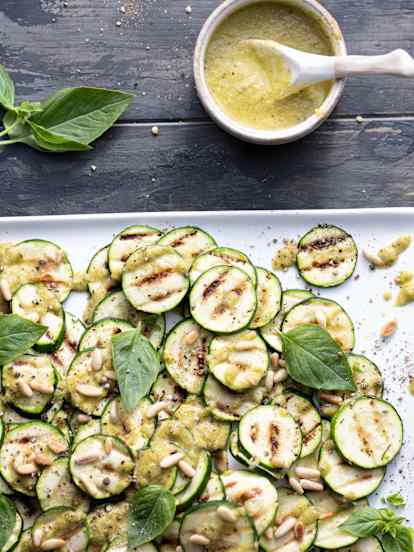 Grillierter Zucchettisalat mit Zitronen-Basilikum Dressing
