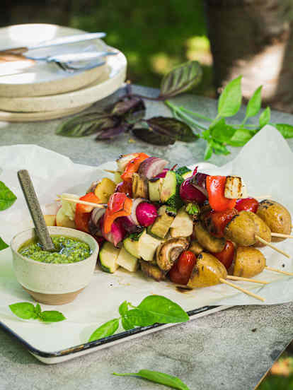 Szaszłyki z halloumi i warzyw z pistacjowym pesto