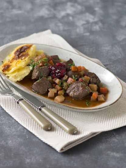 Rehragout mit Wurzelgemüse und Rahmerdäpfeln