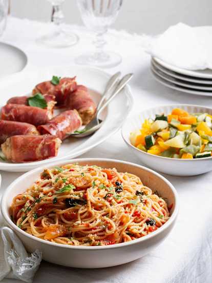 Menú: Espaguetis en salsa con avellanas. Solomillos de pollo con jamón y verduras