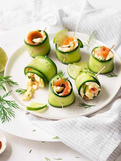 Rollitos de pepino con ensalada de huevo y salmón ahumado