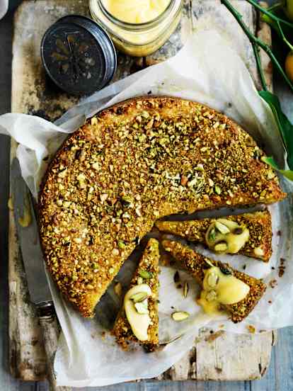 Κέικ με φιστίκια Αιγίνης και κρέμα λεμονιού