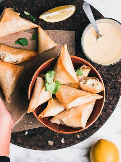 Samoussas de cabillaud, coriandre, oignon, sauce cheddar