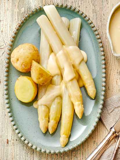 Asperges et pommes de terre à la sauce hollandaise au yogourt