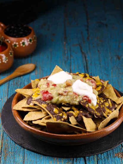 Nachos con frijoles y guacamole