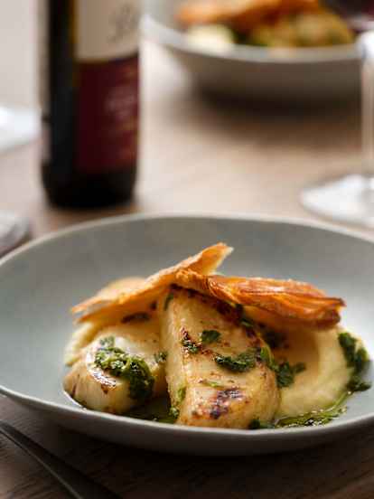 Gebratener Sellerie mit Chimichurri und Blätterteig-Crisps