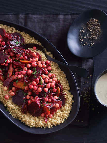 Κουσκούς με κολοκύθα, παντζάρι, ρεβίθια και ντρέσινγκ με ταχίνι και γιαούρτι