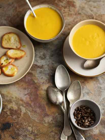 Pomalu vařená dýňovo-fazolová polévka s kokosovým mlékem