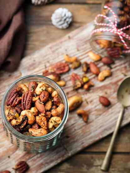 Pikantní bylinkové ořechy