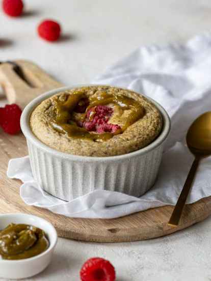 Πρωινό με βρώμη (baked oatmeal), κρέμα από φιστίκια Αιγίνης και σμέουρα