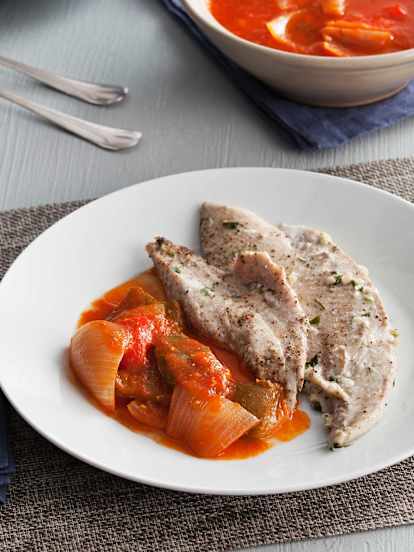 Palometa con salsa de tomate y pimientos