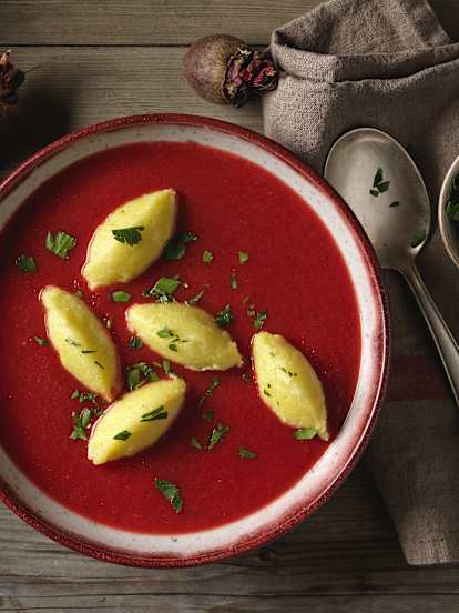 Rote Rüben Suppe mit Wasabi-Nockerl